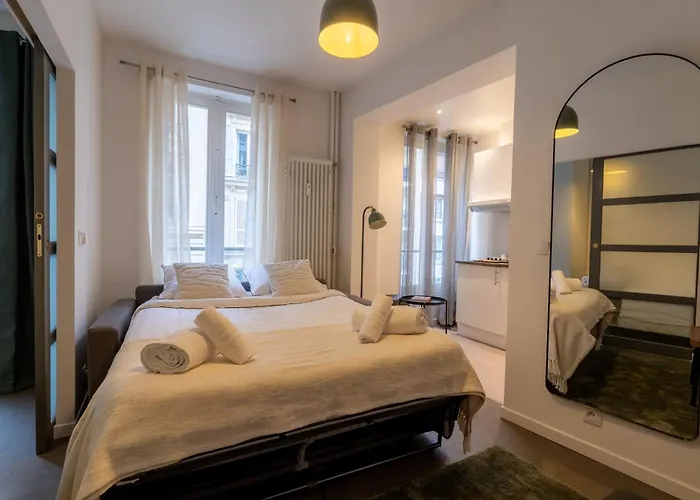 Stylish One Bedroom In 17th דירה *