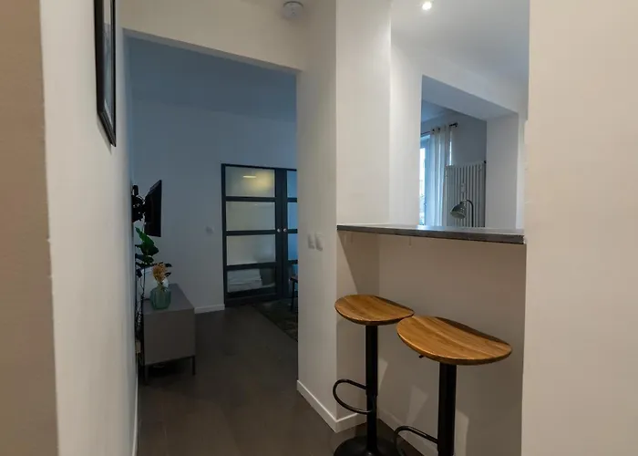 Stylish One Bedroom In 17th דירה