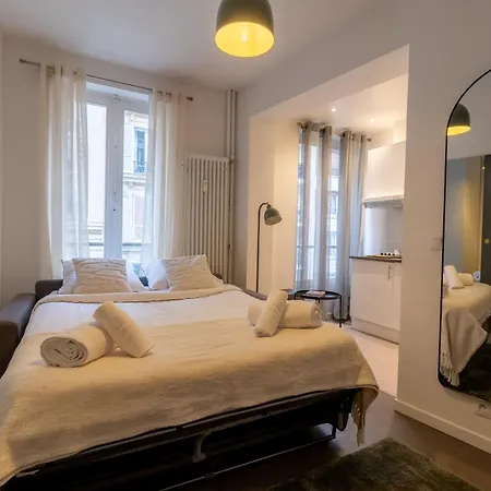Stylish One Bedroom In 17th Apartment *