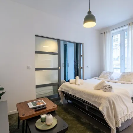 Stylish One Bedroom In 17th Apartment *