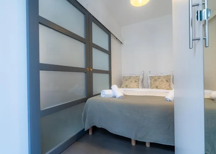 Stylish One Bedroom In 17th Paris