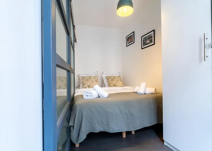 Stylish One Bedroom In 17th Apartment *