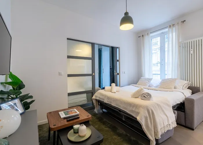 Stylish One Bedroom In 17th Apartment *
